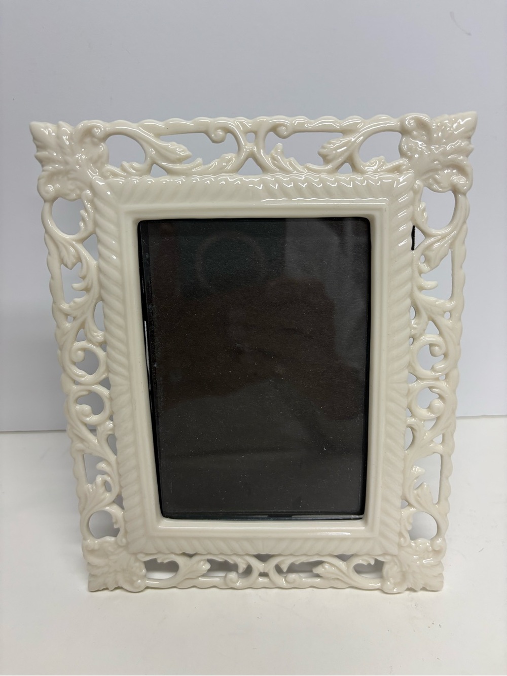 Passport Collection Vintage Victorian White Resin Photo Frame Ornate Scroll